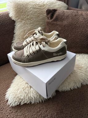 Simple Shoes OS Sneakers in Taupe